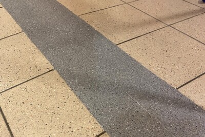 Kunststof vloerovergang als drempel tussen twee tegelvloeren