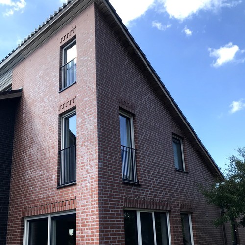 bestaande situatie: gevel met  witte uitslag